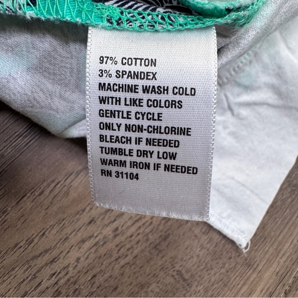 Crown & Ivy Teal Zebra Print High Shorts - Size 2 - Picture 10 of 13